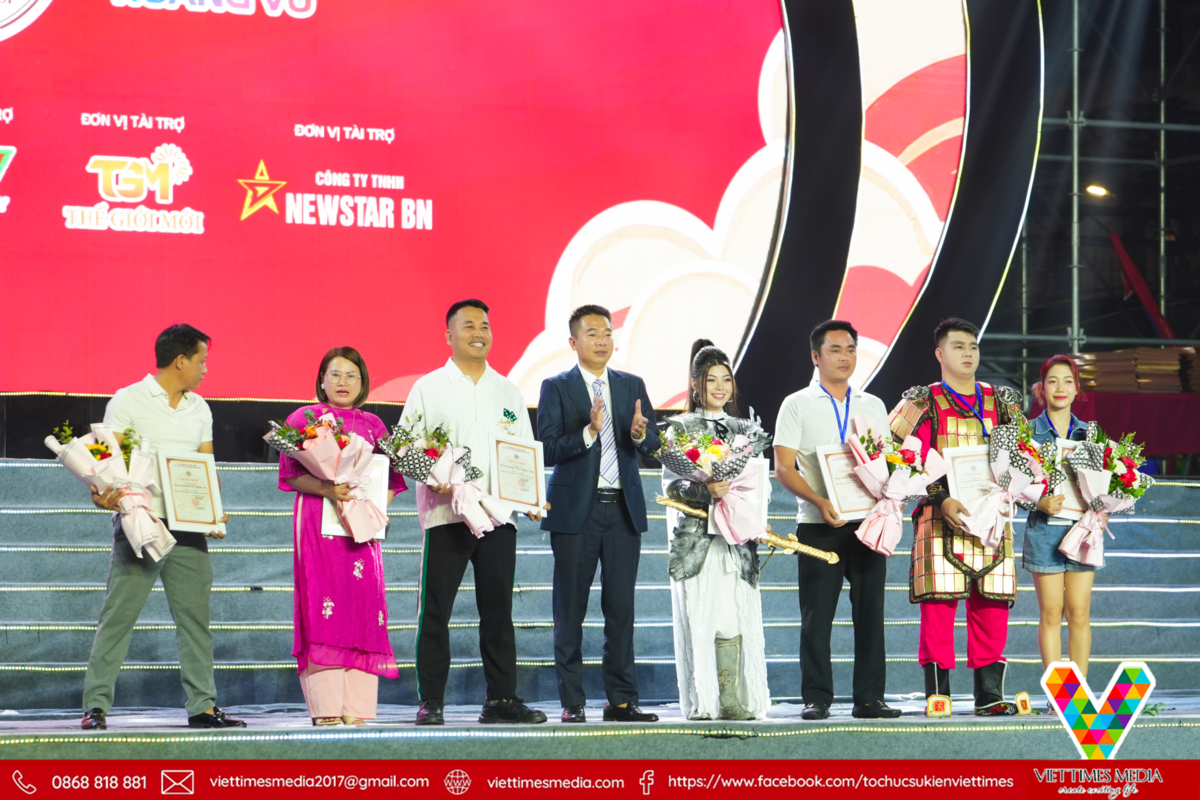 Ban Tổ chức trao tặng công nhận cho các đơn vị tài trợ